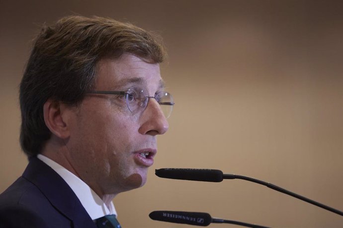 El Alcalde de Madrid, José Luis Martínez Almeida, durante el desayuno-coloquio organizado por el Grupo Joly, a 12 de julio de 2022 en Sevilla (Andalucía, España)