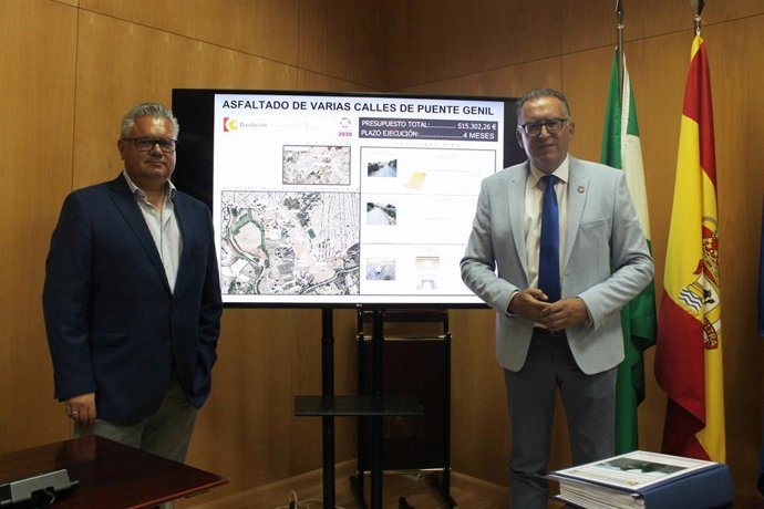 El delegado de Cohesión Territorial de la Diputación de Córdoba, Juan Díaz (dcha.), y el alcalde de Puente Genil, Esteban Morales, presentan las actuaciones que se realizarán en la localidad.