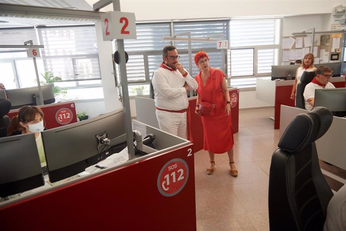 El vicepresidente primero y consejero de Presidencia, Igualdad, Función Pública e Interior del Gobierno foral, Javier Remírez, y la consejera de Salud, Santos Induráin, visitan el Sos Navarra.