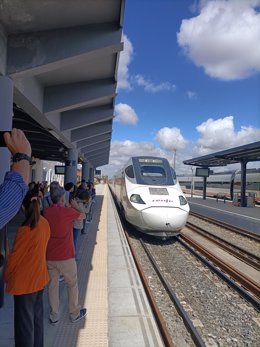 Tren Alvía entrando en la estación de Mérida en el viaje de pruebas.