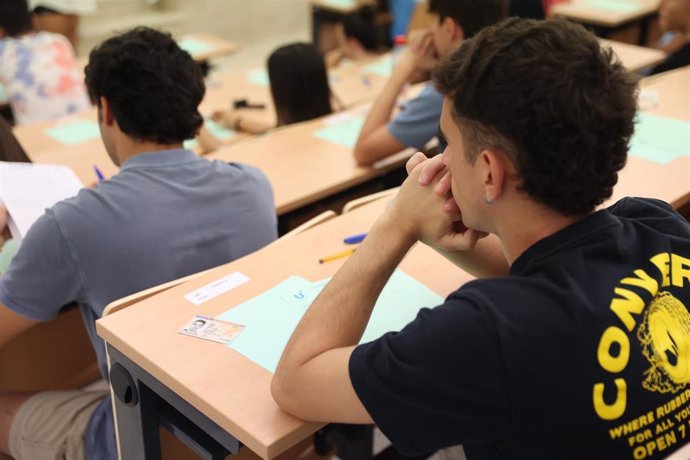 Estudiantes en el lugar de realización de la PEvAU.