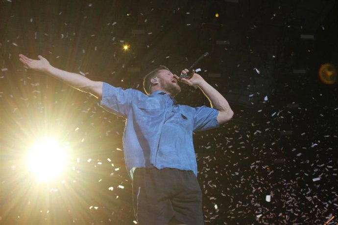 El cantante de la banda estadounidense Imagine Dragons durante el concierto ofrecido en el Monte do Gozo de Santiago de Compostela el 12 de julio de 2022