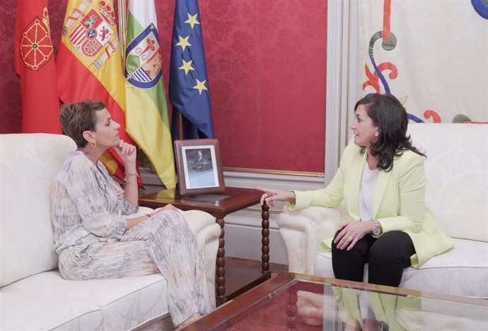 Archivo - La presidenta del Gobierno de Navarra, María Chivite (i) y la presidenta de La Rioja, Concha Andreu (d), durante una cumbre bilateral entre el Gobierno de La Rioja y el Gobierno de Navarra.