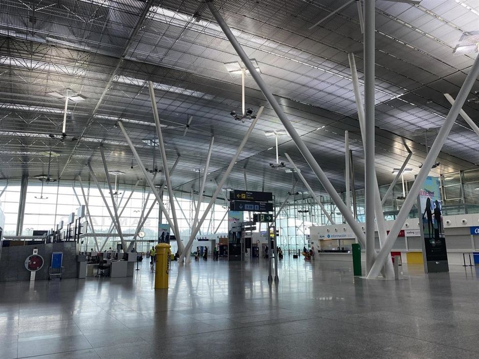 Archivo - El Aeropuerto Rosalía de Castro de Santiago
