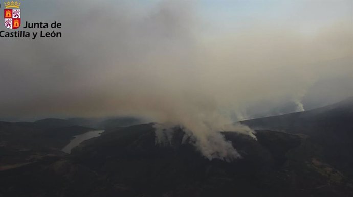 Imagen de uno de los incendios que afectan a la provincia de Salamanca.