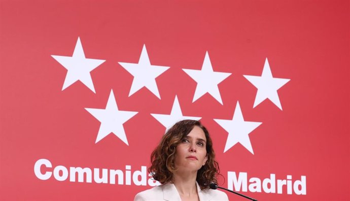 La presidenta de la Comunidad de Madrid, Isabel Díaz Ayuso, interviene tras la firma del convenio de transporte con el presidente de la Junta de Castilla La-Mancha, en la Real Casa de Correos, a 11 de julio de 2022, en Madrid (España). Se trata de la re