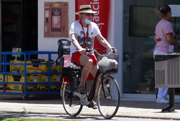 José Ortega Cano dando un paseo en bici por Costa Ballena