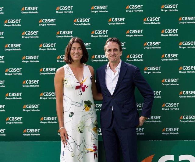 Garbiñe Muguruza, embajadora de Caser y Markus Gemperle, CEO del Grupo Helvetia para Europa y presidente de Caser.