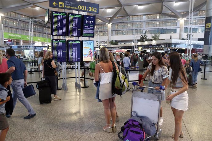 Salida masiva de cientos de pasajeros en el comienzo de la primera quincena del mes de julio a diferentes destinos internacionales desde el aeropuerto Costa del Sol de la capital, a 1 de julio de 2022 en Málaga (Andalucía, España)