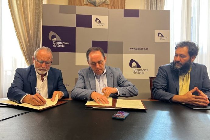 José Antonio de Miguel (i), Benito Serrano y Pablo Sabín firman el convenio entre Diputación y Cesefor.