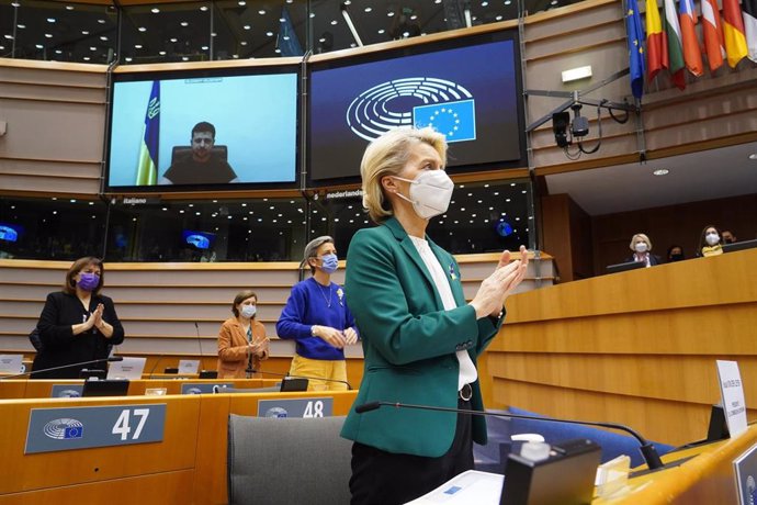 Archivo - FILED - 01 March 2022, Belgium, Brussels: European Commission President Ursula von der Leyen applauds as Ukrainian President Volodymyr Zelensky addresses members of the European Parliament via video conference during an extraordinary plenary s