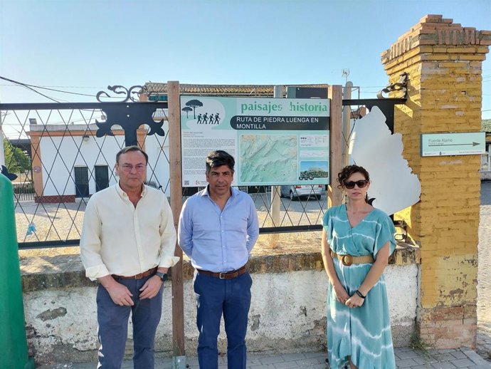 El delegado de Medio Natural y Carreteras de la Diputación de Córdoba, Francisco Palomares (izda.), y el alcalde de Montilla, Rafael Llamas, en la inauguración de la Ruta de Piedra Luenga.