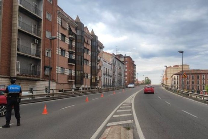 Archivo - Imagen de los agentes que notificaban las denuncia en el control de velocidad.