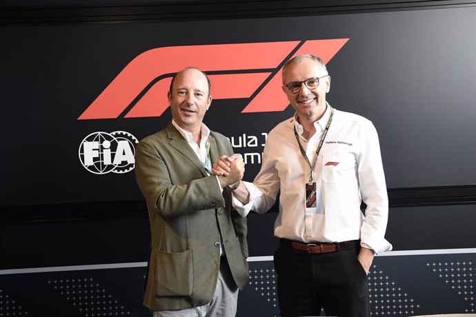 Archivo - Juan Manuel Cendoya  Vicepresidente de Santander España y Director General Comunicación, Marketing Corporativo y Estudios en Banco Santander con Stefano Domenicali ,CEO de F1 en el GP de España de F1