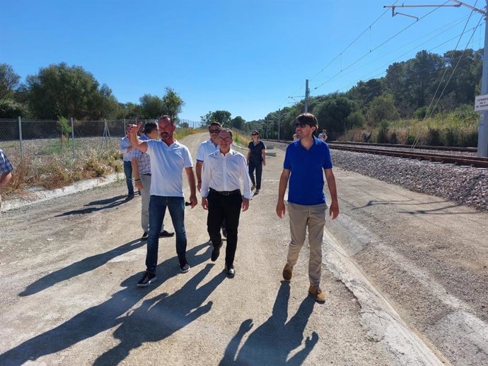 El conseller de Movilidad y Vivienda, Josep Marí, asiste a la inauguración del punto de adelantamiento y estacionamiento de SFM entre Sineu y Petra.