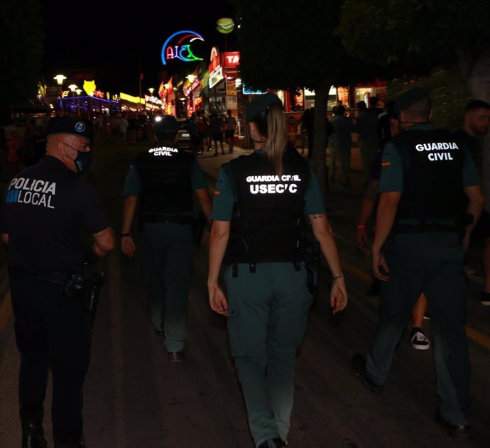 Agentes de la Guardia Civil y Policía Local patrullan en una zona de ocio nocturno en Baleares