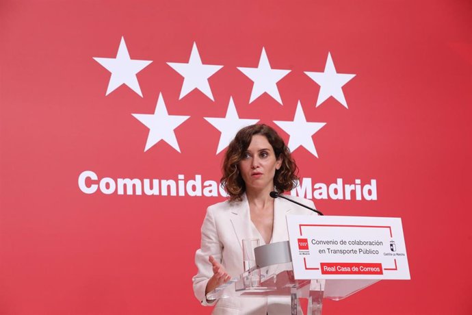 La presidenta de la Comunidad de Madrid, Isabel Díaz Ayuso, interviene tras la firma del convenio de transporte con el presidente de la Junta de Castilla La-Mancha, en la Real Casa de Correos, a 11 de julio de 2022, en Madrid (España). Se trata de la re