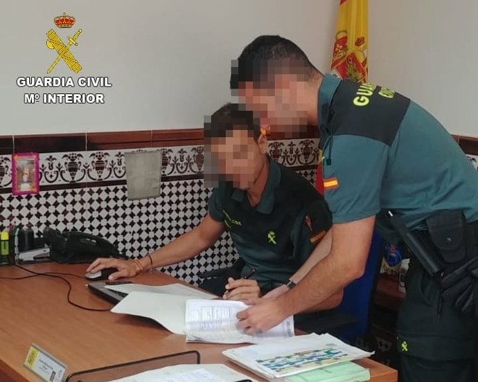 Agentes de la Guardia Civil analizan documentación