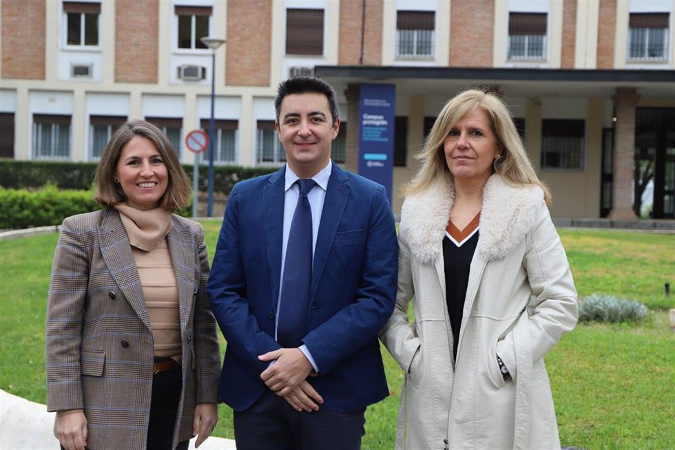 Las investigadoras y el alumno de Loyola Andalucía que han participado en el estudio.