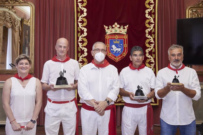 El alcalde de Pamplona, Enrique Maya, entrega los premios del XX Concurso Internacional de Fuegos Artificiales