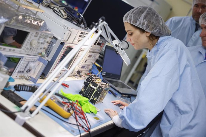 La presidenta de la Comunidad de Madrid, Isabel Díaz Ayuso, visita la multinacional Thales Alenia Space, ubicada en Tres Cantos.