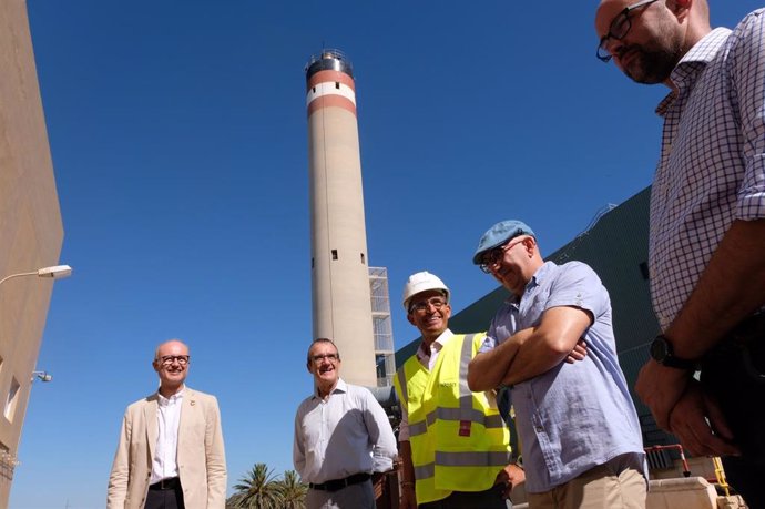 El vicepresidente del Govern y conseller de Transición Energética y Sectores Productivos, Juan Pedro Yllanes, junto con el director general de Endesa en Baleares, Martí Ribas, visitan la central térmica de Mahón, que deja de utilizar fuel