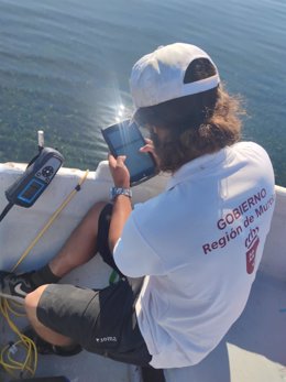 Un tércnico recaba datos sobre el Mar Menor