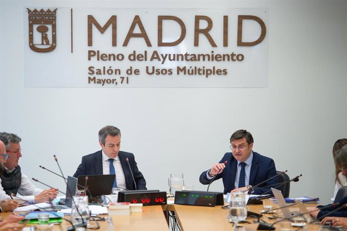 Archivo - El concejal de Cs, Santiago Saura (i) , y el presidente de la EMVS y concejal delegado de Vivienda, Álvaro González, en la comisión de investigación por el presunto espionaje a la presidenta de la Comunidad de Madrid con recursos municipales