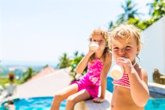 Foto: El cambio de hábitos y comer fuera de casa en las vacaciones aumenta el riesgo de alergias alimentarias en niños