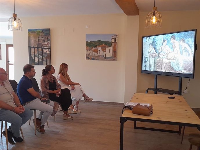 La delegada de Turismo de la Junta en Huelva, María Ángeles Muriel, ha visitado este martes Aroche, donde ha podido conocer de la mano de su alcalde, Antonio Muñiz, el proyecto de realidad virtual de Turóbriga.