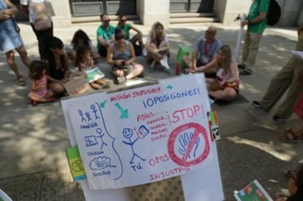 Manifestación frente a la Consejería de Educación para pedir unas oposiciones "justas"