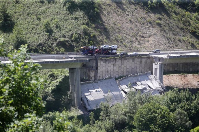 Archivo - Una grúa con vehículos circula por la zona de arriba de donde se ha desprendido la parte de un puente, a 7 de junio de 2022, en Vega de Varcarce, León, Castilla y León  (España). Parte del viaducto de El Castro en la A-6, en dirección Madrid, 