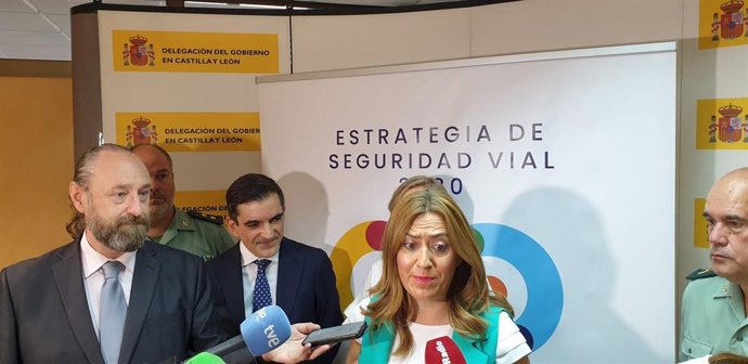 La delegada del Gobierno en Castilla y León, Virginia Barcones, junto al director del Observatorio Nacional de Seguridad Vial de la DGT, Álvaro Gómez, durante la presentación de la 'Estrategia de Seguridad 2030'