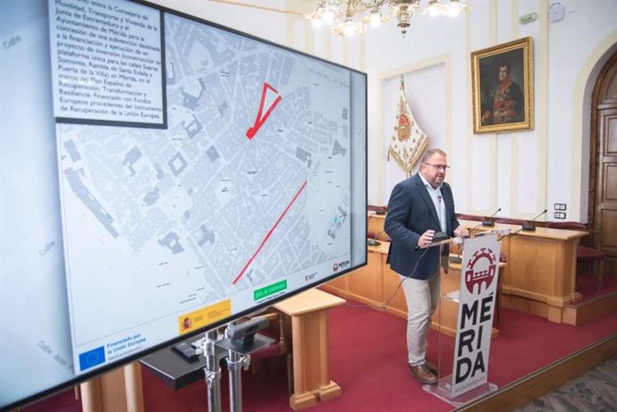 El alcalde de Mérida, Antonio Rodríguez Osuna, explica las zonas a las que se extenderá la plataforma única, junto a un mapa que delimita las actuaciones en la Rambla y en la calle Suárez Somonte.