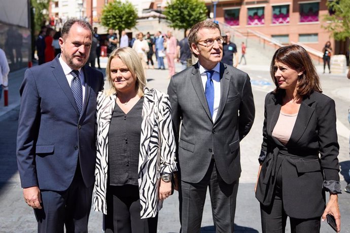 El presidente del PP vasco, Carlos Iturgaiz, junto a la hermana de Miguel Ángel Blanco, Marimar Blanco y el presidente del PP, Alberto Núñez Feijóo, a su llegada al homenaje a Miguel Ángel Blanco.