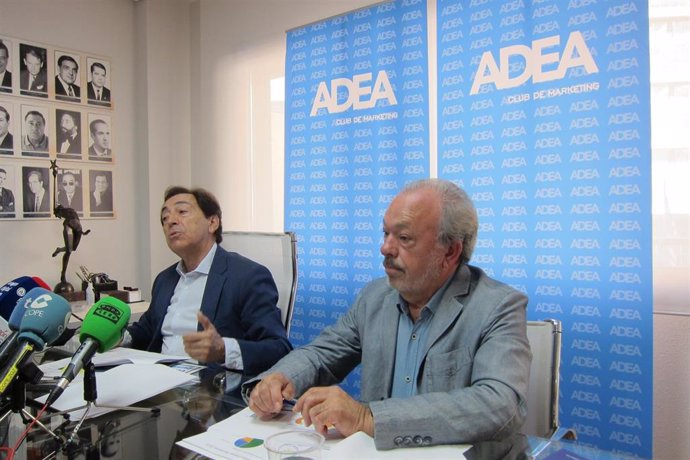 El presidente de ADEA, Salvador Arenere, y el secretario general, José Guillén, dan a conocer el Indicador de Opinión elaborado por la asociación correspondiente al primer semestre de 2022.