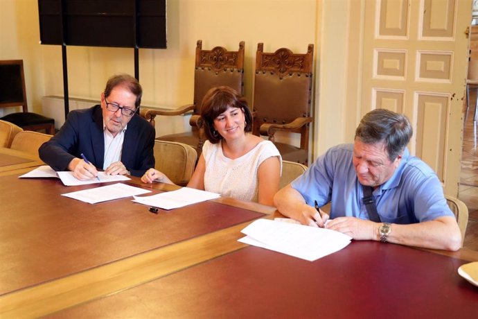 La concejala de Medio Ambiente y Desarrollo Sostenible, María Sánchez, junto al presidente de la asociación Ecologistas en Acción de Valladolid, Francisco Javier Gutiérrez, durante la firma de cesión de la Casa del Medio Ambiente a entidades ambientalis