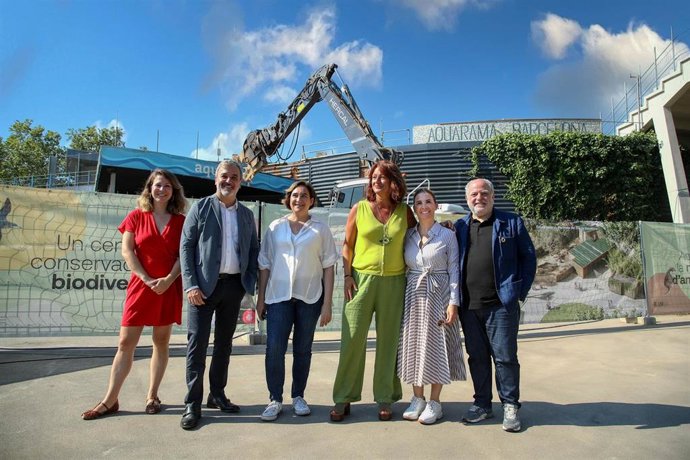 Empieza el derribo del Aquarama del Zoo de Barcelona