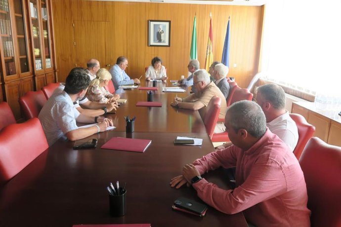 Reunión en la subdelegación con alcaldes de municipios afectados por el nuevo trazado de la A-4 en Córdoba.