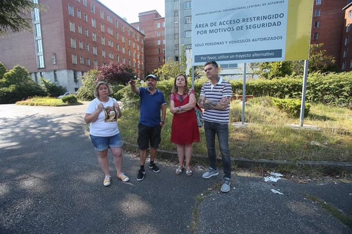 El portavoz de Podemos en la Junta General, Rafael Palacios, y la portavoz de Somos en el Ayuntamiento de Oviedo, Ana Taboada, con representantes vecinales en los terrenos del antiguo HUCA