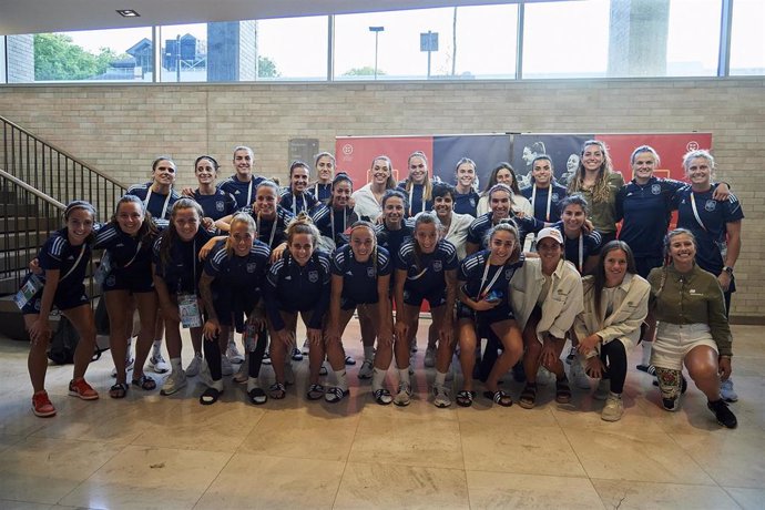 Las 'Embajadoras de Iberdrola' animan a España antes de su encuentro ante Alemania en la Eurocopa femenina de fútbol en Inglaterra.