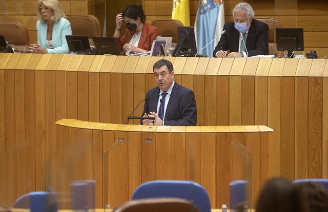 El conselleiro de Cultura, Educación, FP e Universidades, Román Rodríguez, comparece en el pleno del Parlamento de Galicia.