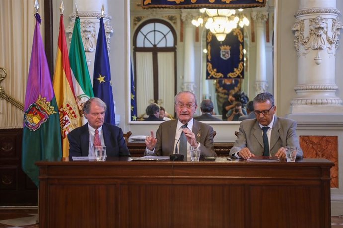 El alcalde de Málaga, Francisco de la Torre, en el centro de la imagen, junto al presidente de la Cámara de Comercio de Málaga, Sergio Cuberos (derecha) y el vicepresidente mundial de la Fundación Bertelsmann