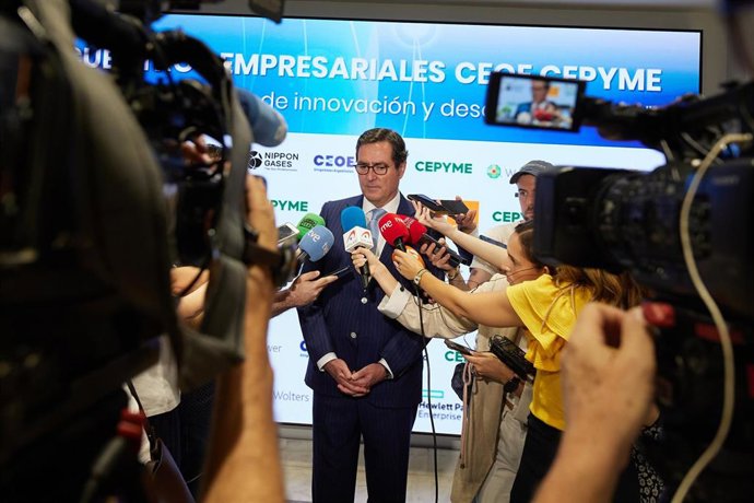 El presidente de CEOE, Antonio Garamendi, ofrece declaraciones a los medios después de un encuentro empresarial de CEOE y CEPYME titulado, 'BBVA en un entorno de innovación y descarbonización', en la sede de CEOE, a 7 de julio de 2022, en Madrid (España