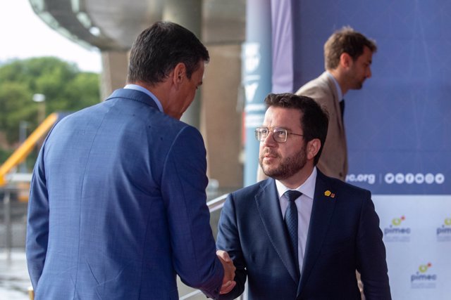 El presidente del Gobierno, Pedro Sánchez (i), y el presidente de la Generalitat, Pere Aragonès (d), se saludan a su llegada a la 35ª Cena Anual de Pimec, en el Camp Nou, a 27 de junio de 2022, en Barcelona, Catalunya (España). 