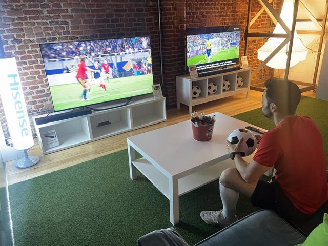 Un aficionado viendo un partido de fútbol de la selección española en el U7HQ, el televisor oficial del Mundial de Qatar 2022.