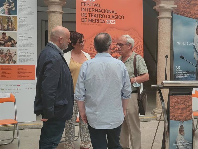 El director del ciclo de conferencias, Santiago López Moreda, a la derecha, intercambia unas palabras con los respresentantes del ayuntamiento y de la Junta, y con el director del Festival, Jesús Cimarro.