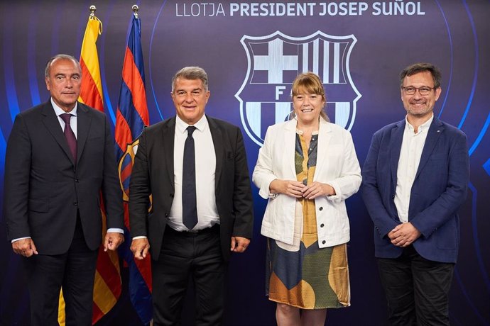 (I-D) El Vicepresidente Del Bara, Rafa Yuste, El Presidente, Joan Laporta, La Consellera De Cultura, Natlia Garriga, Y El Secretario De Política Lingüística, Francesc Xavier Vila