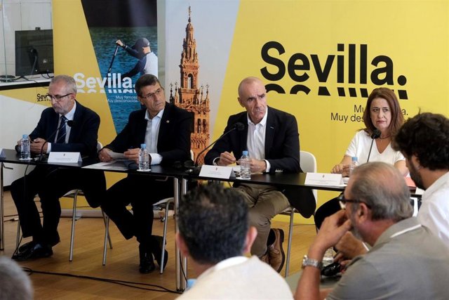 El alcalde de Sevilla, Antonio Muñoz, ha presidido la comisión institucional de la Agenda Urbana de Sevilla en el Paseo Marqués de Contadero.