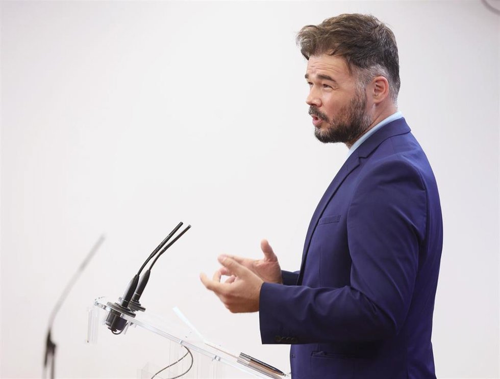 El portavoz de Esquerra Republicana (ERC) en el Congreso, Gabriel Rufián, interviene en una rueda de prensa anterior a una Junta de Portavoces, en el Congreso de los Diputados, a 21 de junio de 2022, en Madrid (España).